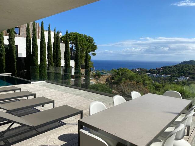 Magnificent architect’s house with sea view gallery image 4