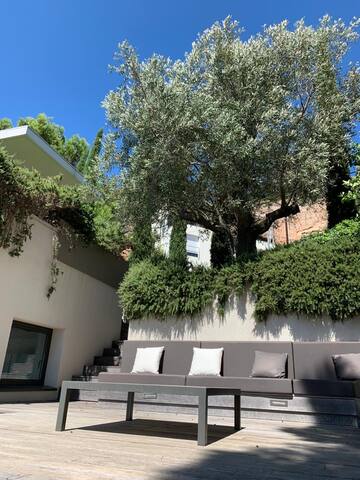 Magnificent architect’s house with sea view gallery image 5