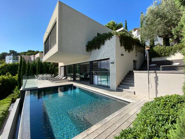 Magnificent architect’s house with sea view gallery image 3