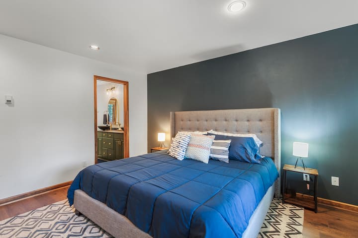 Dormitorio principal con cama tamaño king