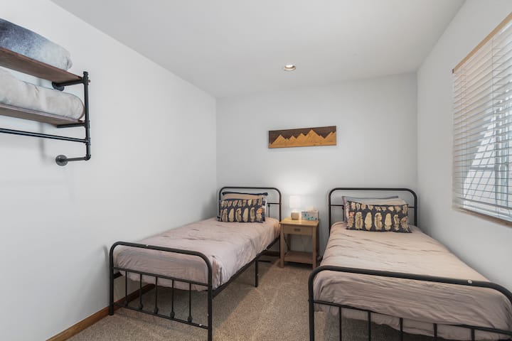 Dormitorio del sótano: dos camas individuales