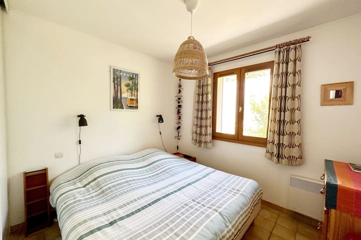 Nová výzdoba izby Forêt s nádhernou ilustráciou „La Forêt des Landes“, ktorú podpísal miestny umelec Marcel, a jedinečným dreveným mobilom z výletu na ostrov Reunion. 
Okno s krásnym výhľadom na dunu a les. 