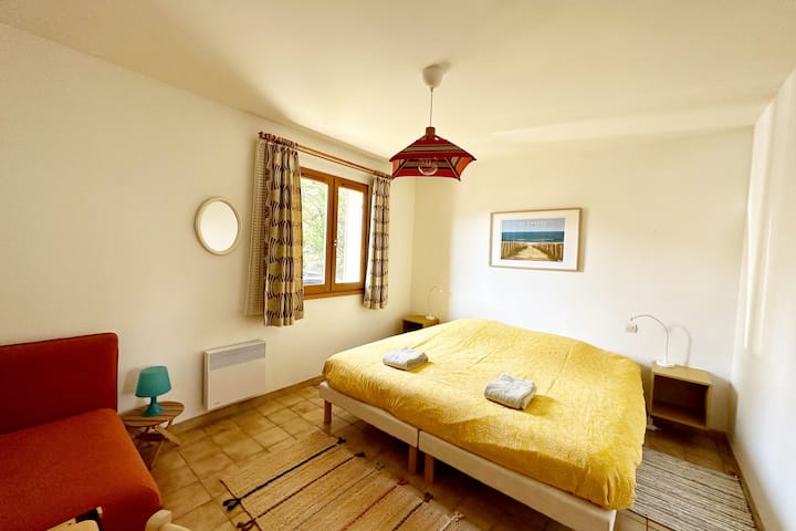 Nová výzdoba Grande Chambre Océan s nádhernou ilustráciou „Les Landes Plage“, podpísanú miestnym umelcom Marcelom. 