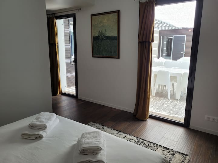 Основен апартамент от страната на терасата