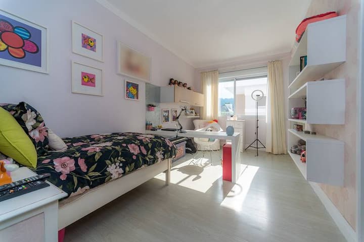 SUITE 2 - SE PUEDE COLOCAR UN SOFÁ CAMA JUNTO A LA VENTANA - TAMBIÉN TIENE UN ARMARIO