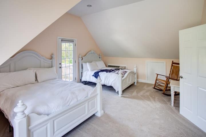 ห้องนอนชั้นบนมีประตูทางออกไปยังบันไดด้านนอก - วิวทางทิศเหนือ