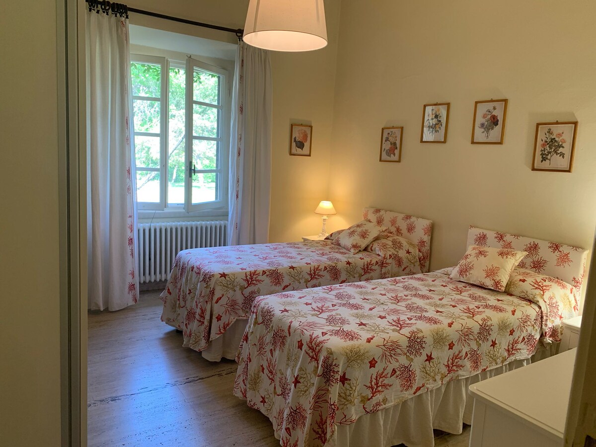 მარჯნისფერი ოთახი