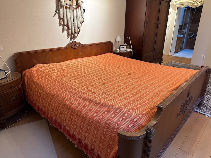 Спална соба со прекривка за кревет