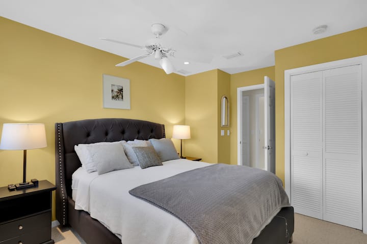 חדר שינה לאורחים עם חדר שינה קווין. 