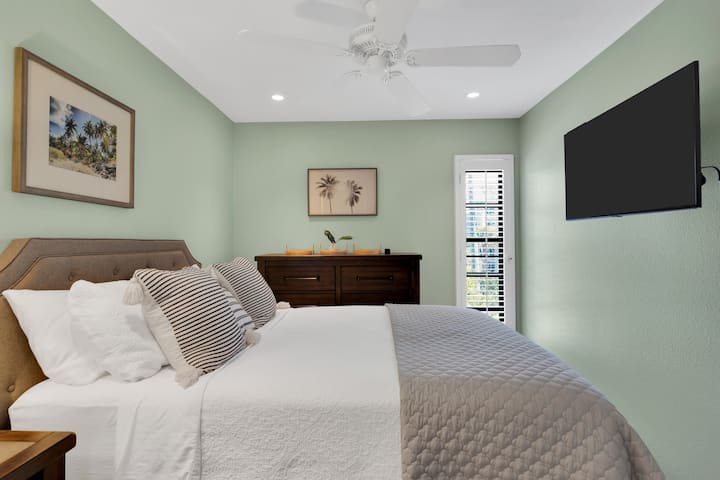 חדר שינה לאורחים עם חדר שינה קווין. 