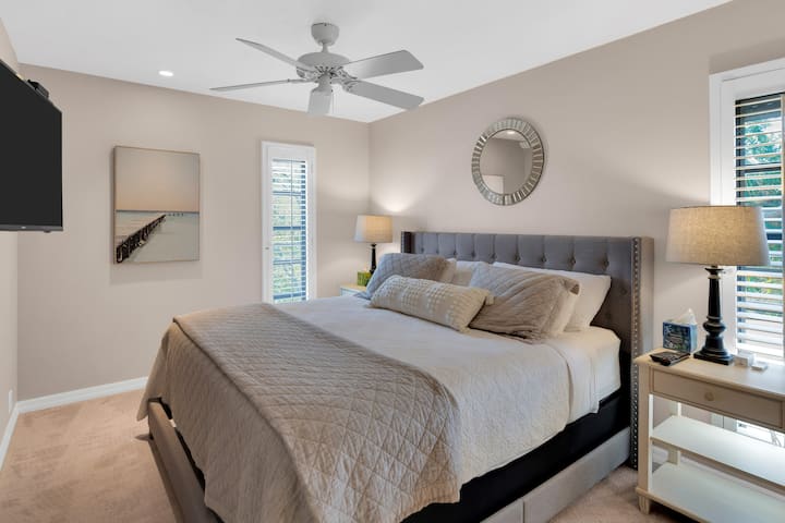 חדר שינה ראשי עם מיטת קינג. 