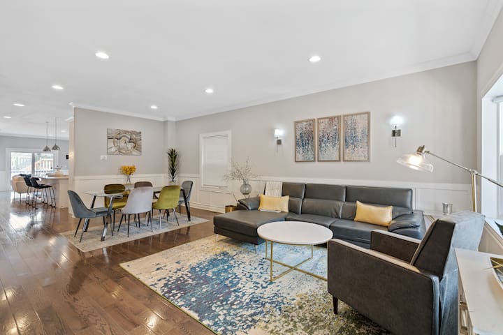 Spacious 6BR in Logan Square + Garage! Sleeps 16