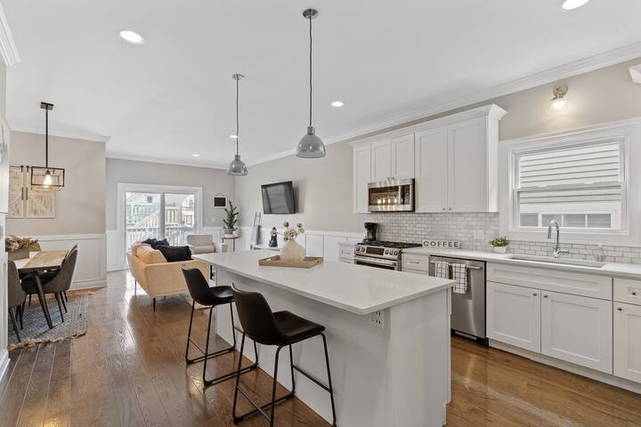 Spacious 6BR in Logan Square + Garage! Sleeps 16 gallery image 2