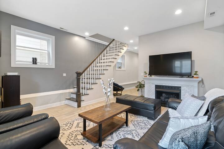 Spacious 6BR in Logan Square + Garage! Sleeps 16 gallery image 5