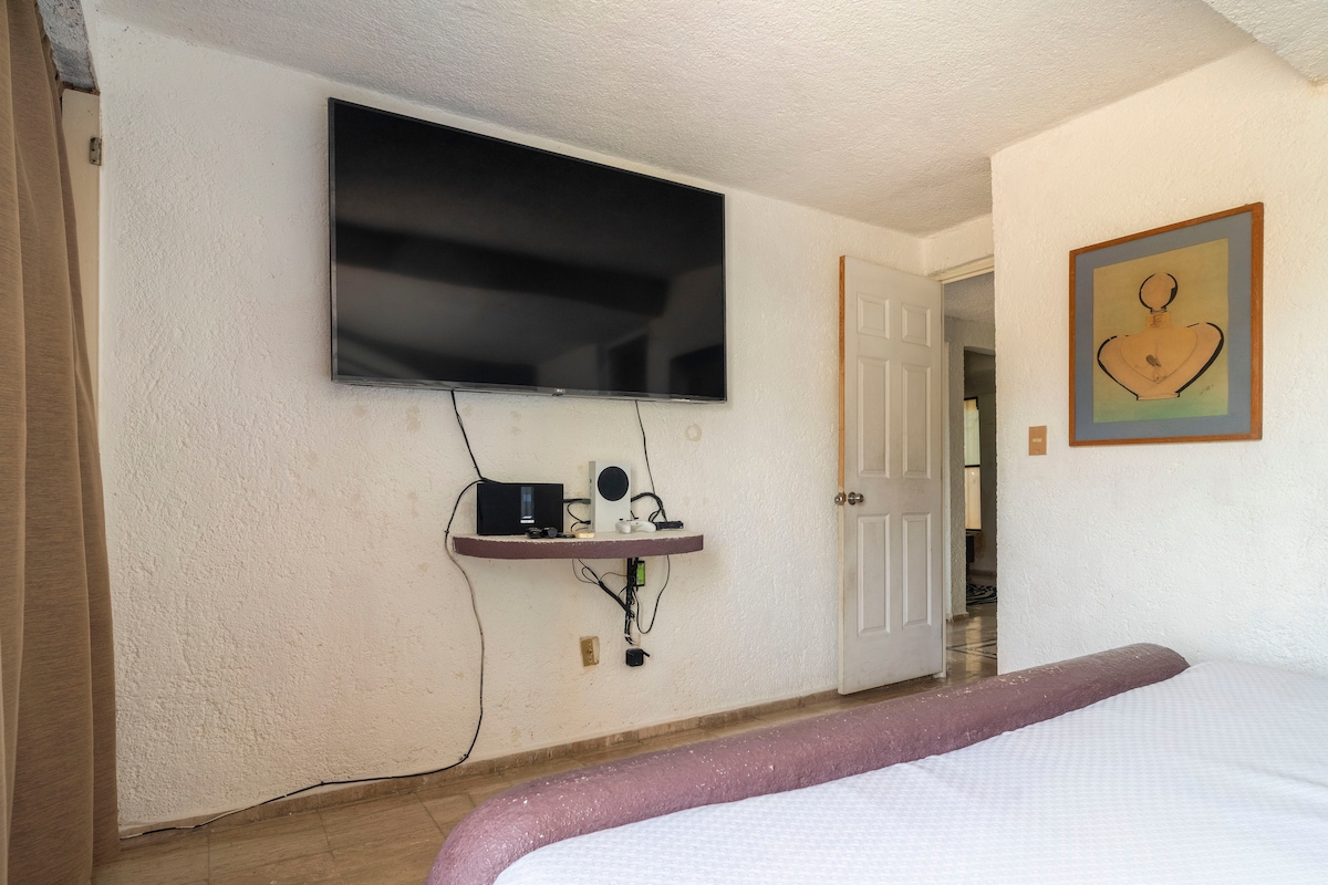 THE MASTER BEDROOM EQUIPPED WITH A KING SIZE BED, A/C, LARGE FULL BATHROOM, SMART TV WITH INTERNET SERVICE AND SATELLITE TV
