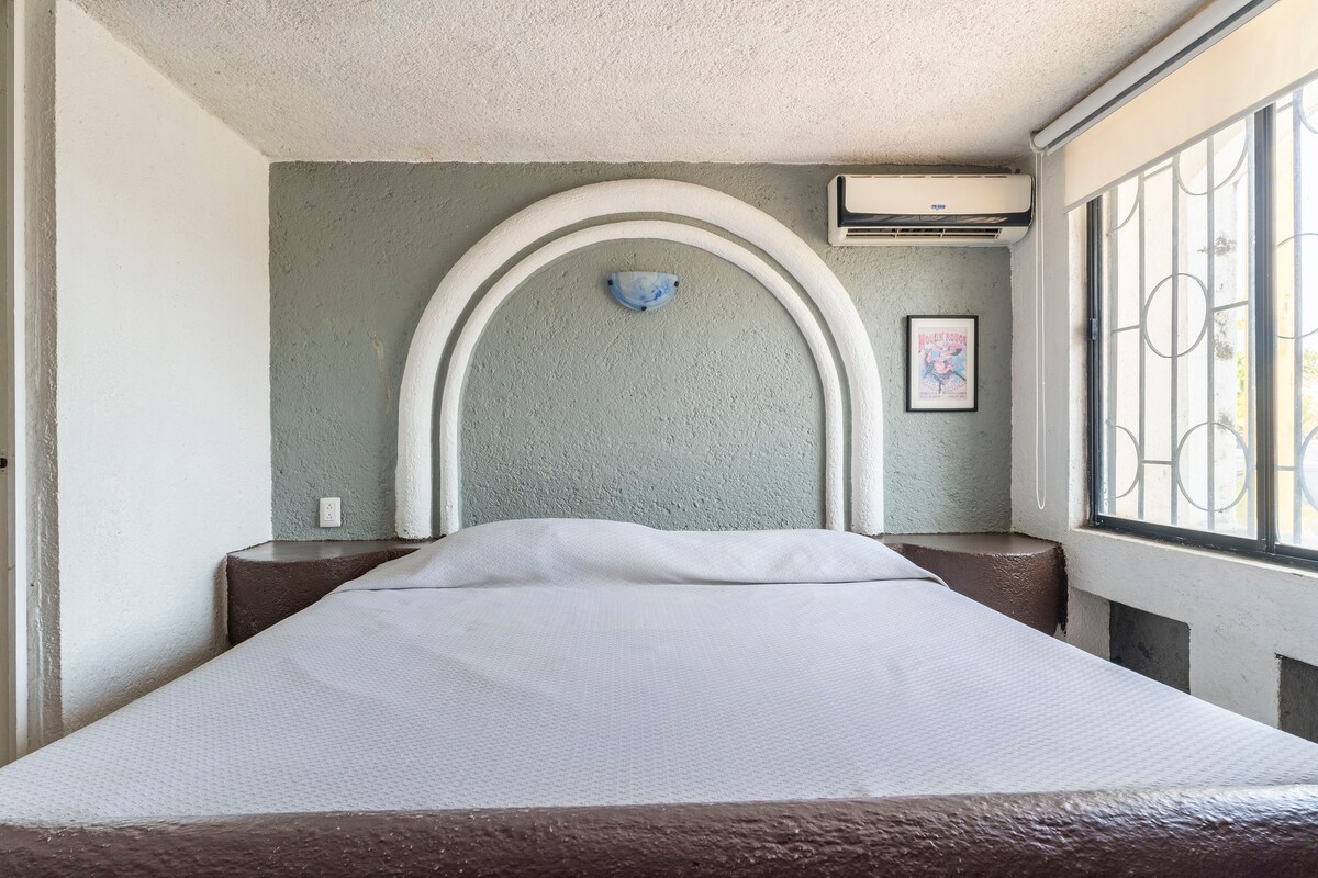 THE MASTER BEDROOM WITH A SIMPLE DESIGN, IDEAL FOR RESTING AND RELAXING EQUIPPED WITH A KING SIZE BED, A/C, LARGE FULL BATHROOM, SMART TV WITH INTERNET SERVICE AND SATELLITE TV