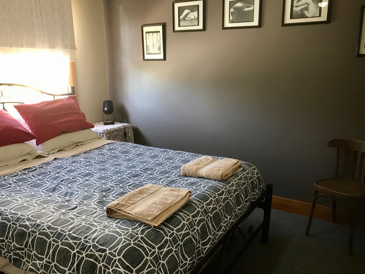 Cama tamaño queen de 1  - ventilador de techo, persianas bloqueadas