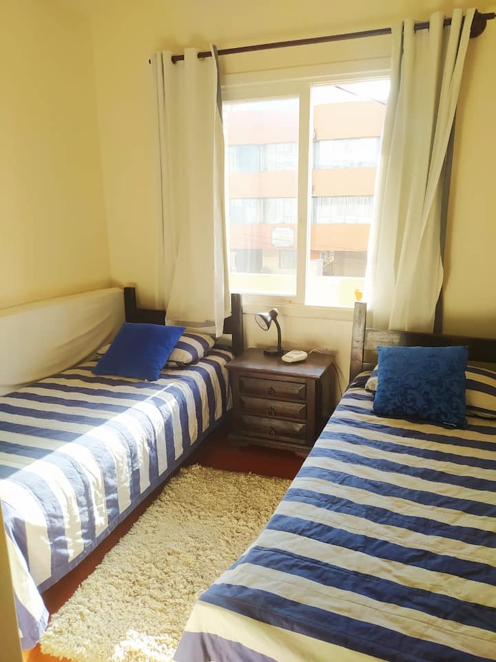 Jednolôžková spálňa s manželskou posteľou