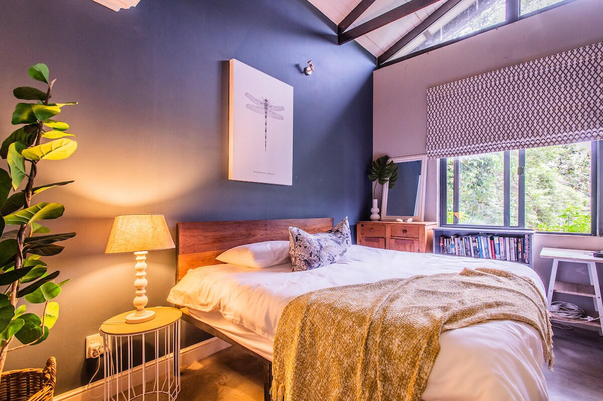 Dormitorio 4 con cama tamaño king XL y vistas a los arbustos