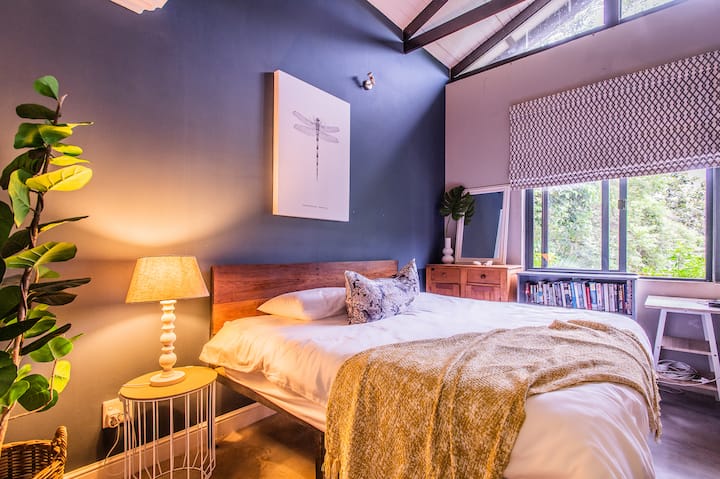 4号卧室配备2米宽XL床和灌木景观