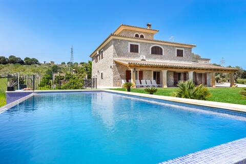 Villa Son Gili: Superb house with pool & garden