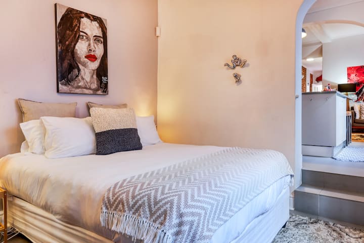 חדר שינה ראשון עם חדר רחצה צמוד. 