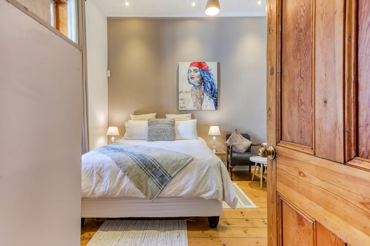 חדר שינה שני עם חדר רחצה צמוד. 