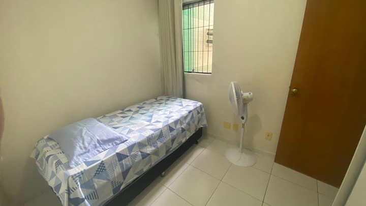 Dhoma 3 me një krevat me rrota dhe ventilator
