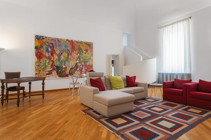 Elegant Apartment In Historic Building - Palermo