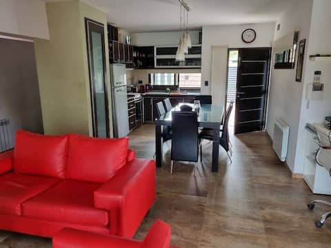 Anuncio de Airbnb popular: "Luxury Getaway" House with Park Pool in Roldán en Departamento San Lorenzo