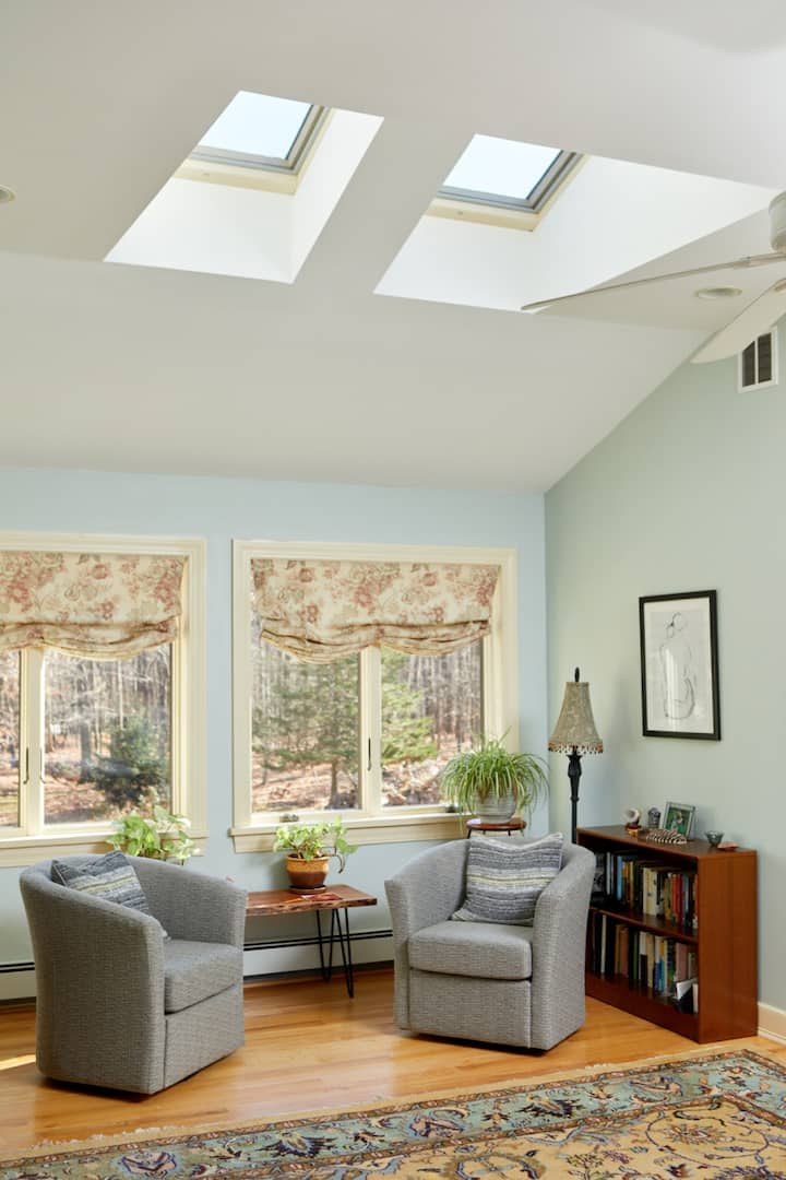 Les lucarnes en font un endroit délicieux pour lire ou tout simplement se détendre et regarder à l'arrière de la maison les jardins et les bois. 