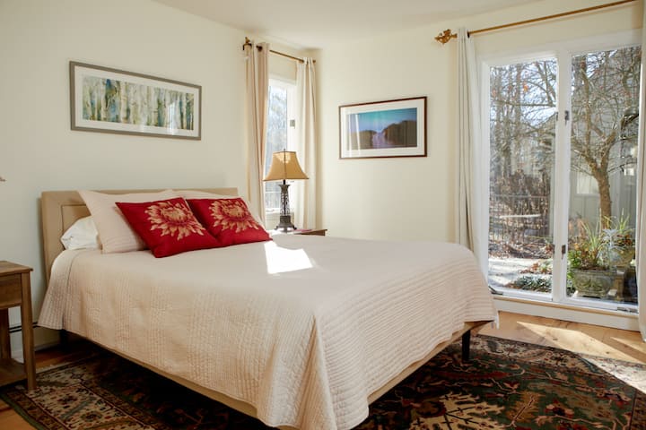 Cette belle chambre se trouve au premier étage, à côté d'une salle de bain. Il dispose d'un matelas en mousse à mémoire de forme Nectar, d'une commode complète et d'un placard.

