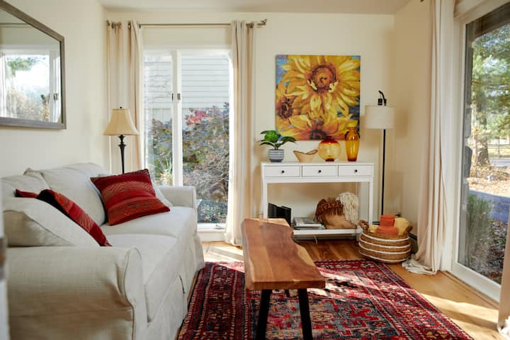 Cette chambre lumineuse et ensoleillée peut être transformée en une 4e chambre. Le canapé-lit gigogne dispose d'un surmatelas en mousse à mémoire de forme disponible !  Cette chambre est un bel endroit pour lire, faire la sieste ou profiter de la vue à l'extérieur. 