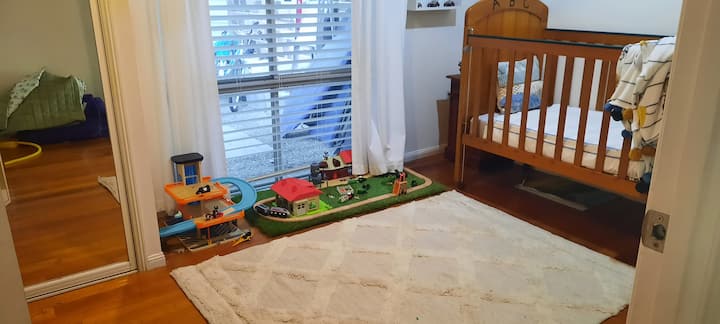 Se puede colocar una cama individual en esta habitación.