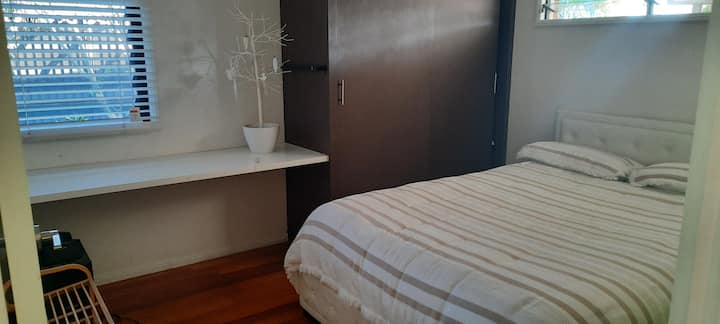 Cama queen.  El dormitorio se abre a una sala de roturas.