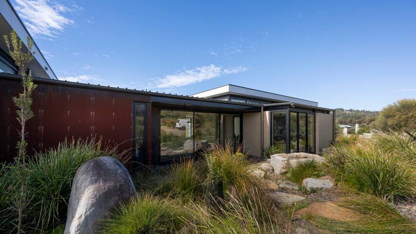 Seaside home ~ Hot Tub, Pool and Cliff Top Sauna gallery image 2