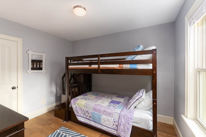 5号卧室，一套双层床，新增楼梯轻松爬楼梯。