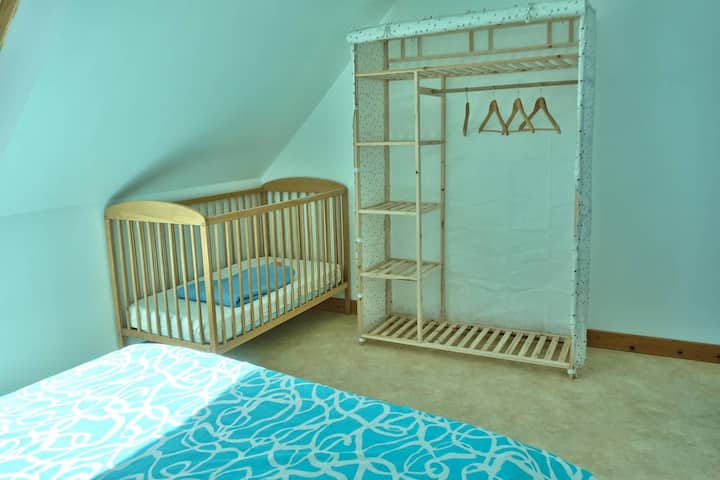 ห้องนอนพร้อมเตียงเด็กอ่อน