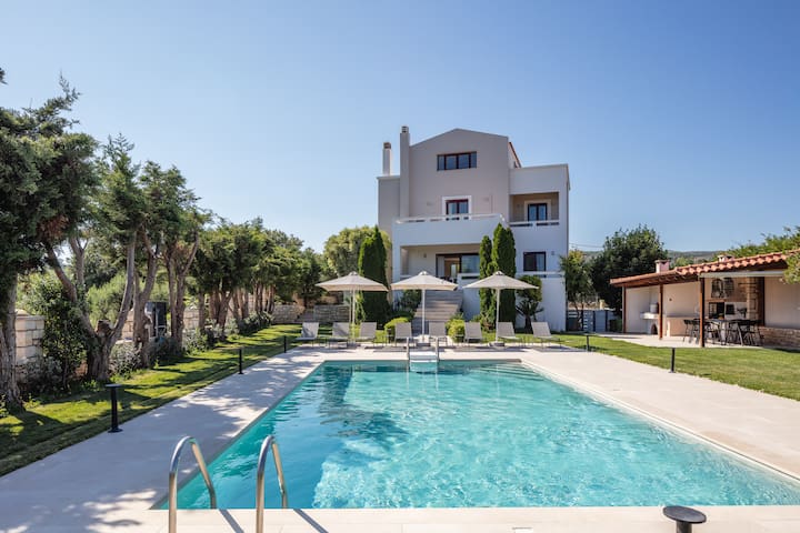 Spacious villa, fully restored, with heated pool