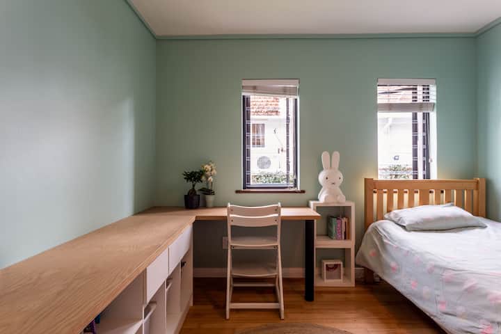 第一间卧室（ 3/4张床和书桌）