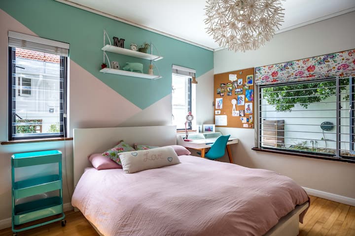 楼下有第二间卧室，配有双人床