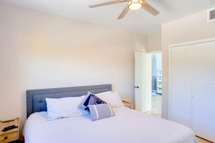 Apartmán pre hostí na prízemí má manželskú posteľ veľkosti King a vlastnú kúpeľňu s toaletou.