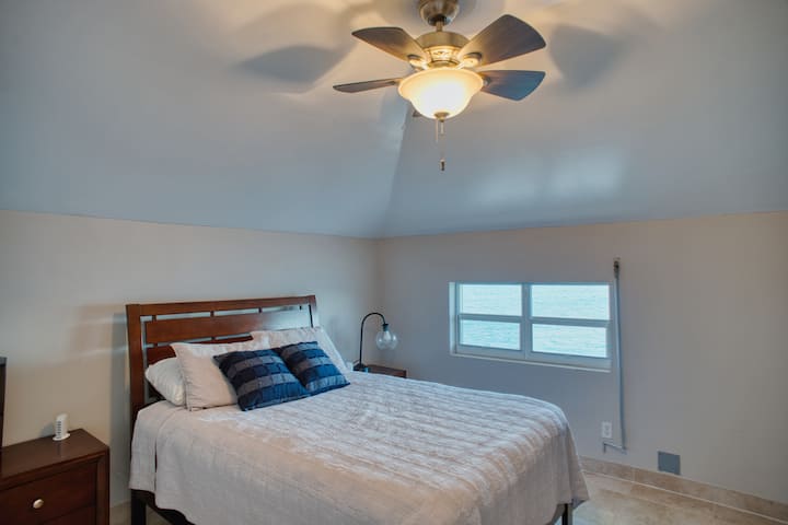 Spálňa na poschodí s posteľou plnej veľkosti