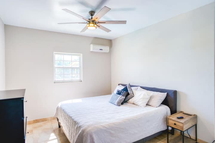 Spálňa na prízemí s manželskou posteľou King