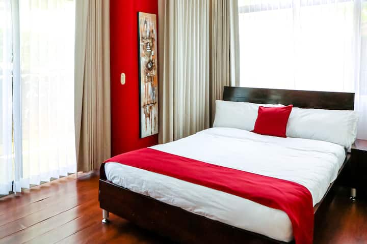Dormitorio principal con cama tamaño king