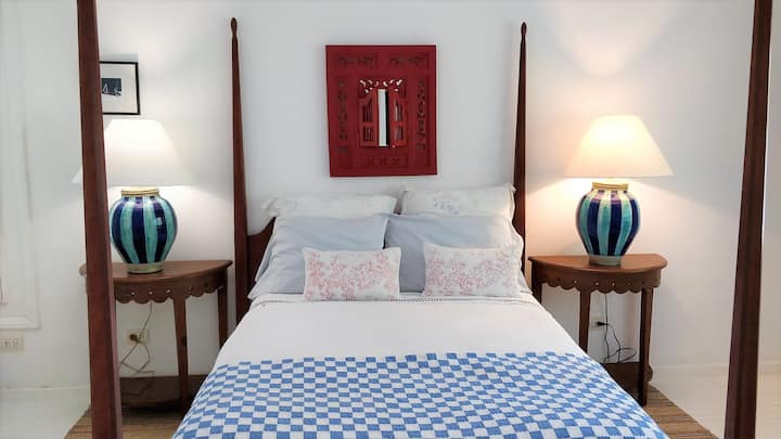 Bedroom 2 (queen bed)