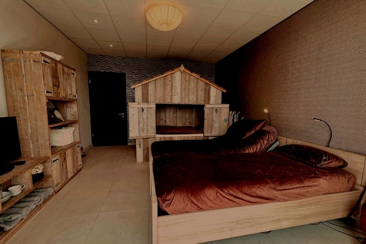 หนึ่งในห้องนอนที่มี 3 เตียง 