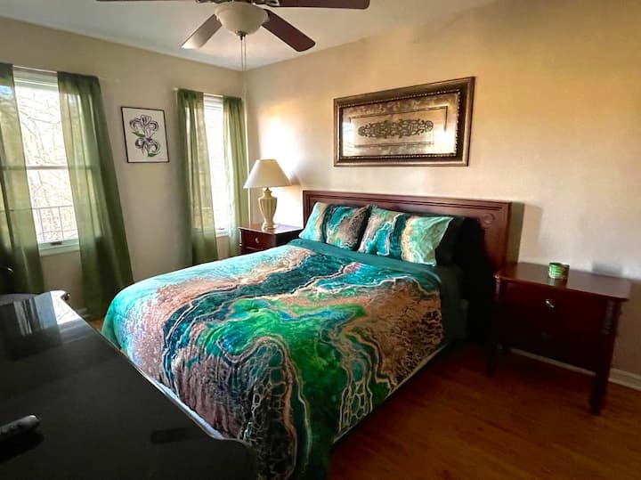 חדר אמרלד... כריות, מצעים ומצעים חדשים. 3 חלונות, ארון ומאוורר תקרה. כריות וציפיות נוספות, שמיכה רזרבית ותנור חימום בארון.