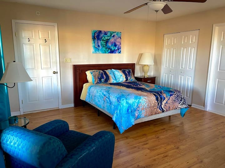 חדר ספיר... כל הכריות, הסדינים, המצעים והעיצוב החדשים. יש 2 ארונות, 4 חלונות וכניסה משלו לסוויטת האמבטיה. כריות רזרביות, ציפיות, שמיכות ותנור חימום בארונות.