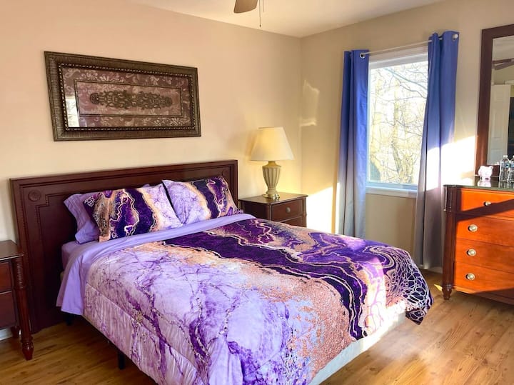 חדר אחוזה... כל הכריות החדשות, הסדינים, השמיכות, הווילונות. בחדר יש מאוורר תקרה ושלושה חלונות. בארון יש כריות נוספות, ציפיות, שמיכה ותנור חימום.